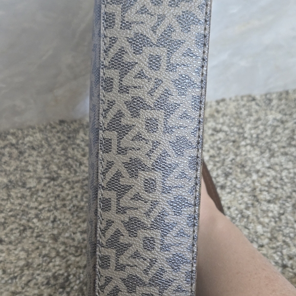 Dkny Brown Crossbody Bag with Elegant Design - Picture 11 of 12